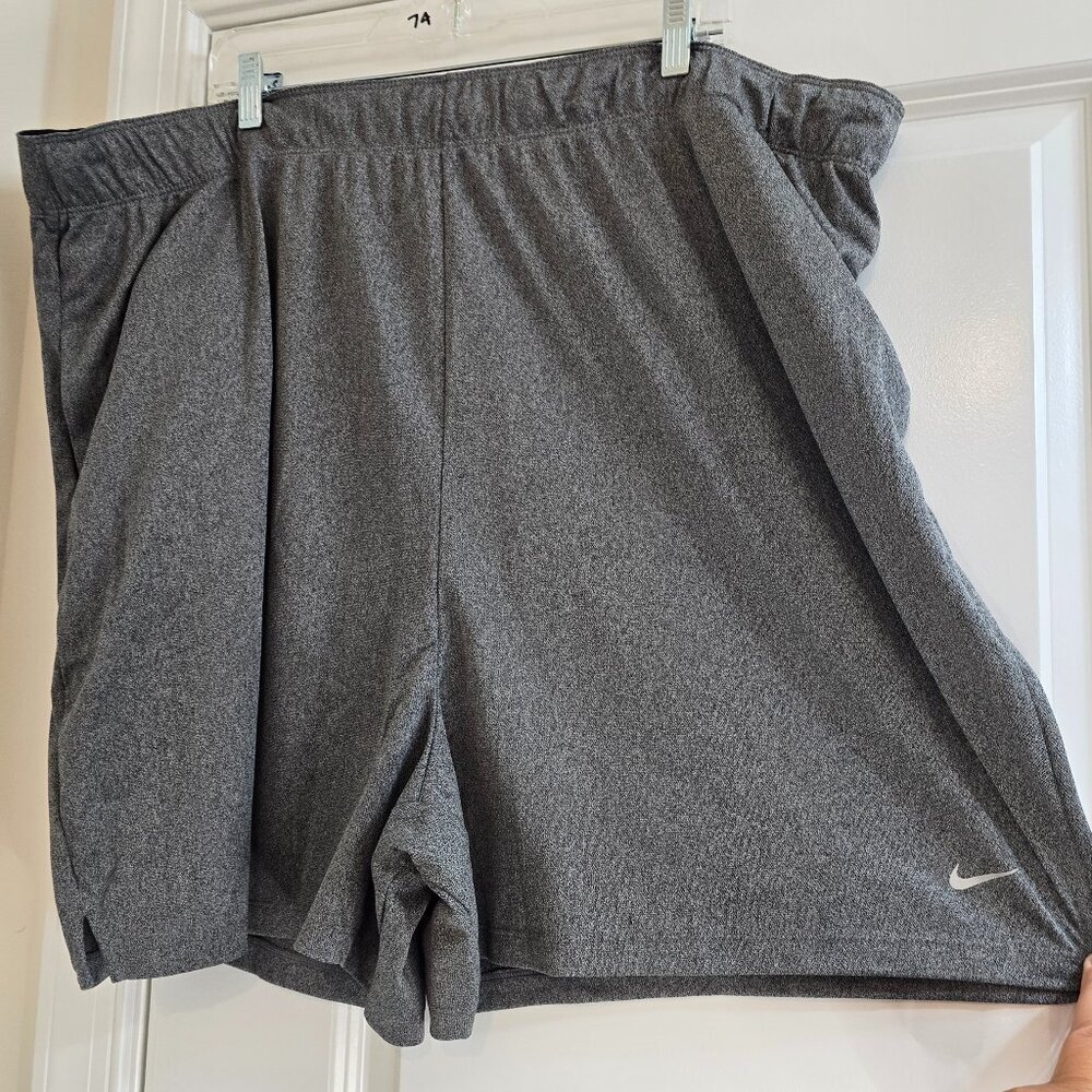 Nike Women's Attack DRI-FIT Mid-Rise Shorts 5 in - Grey / White - NWT - Picture 2 of 8
